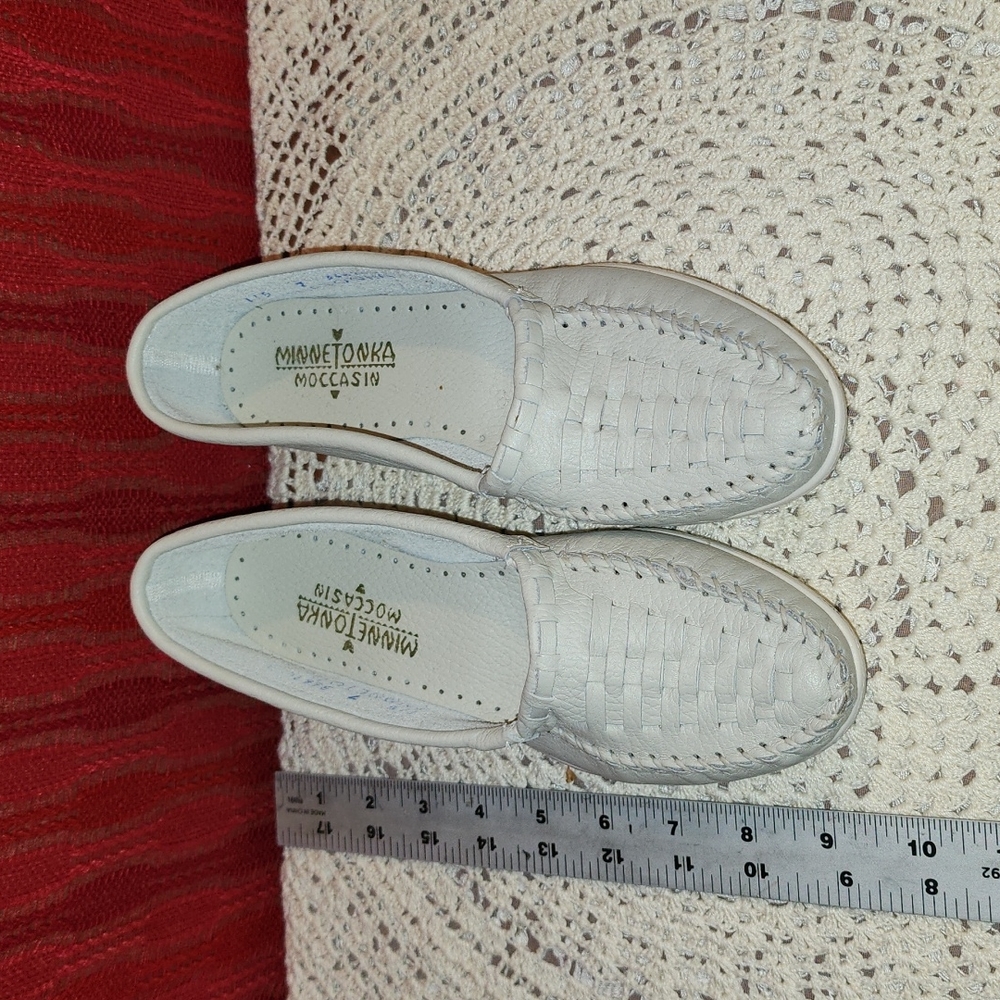Minnetonka leather moccassin women's size 7 Vtg